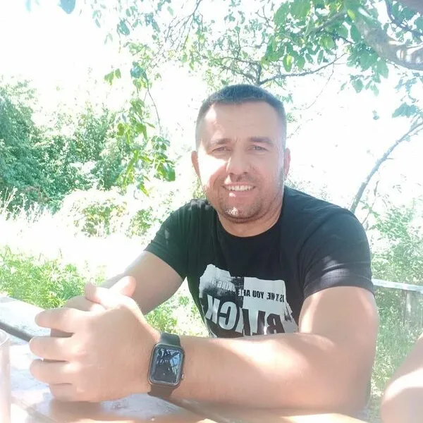 Август